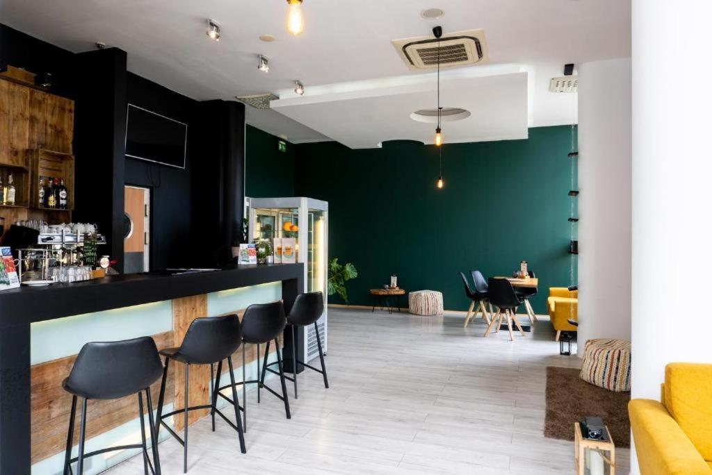 Diva Hotel: Beachside With Balcony And Amenities