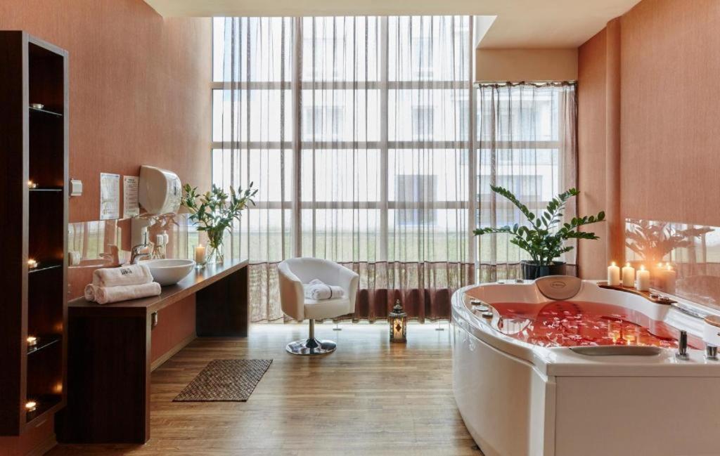 Apartment Diva Hotel: Beachside With Balcony And Amenities *
